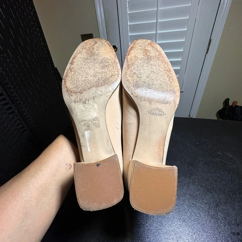 Bally Switzerland Pandar block heel pump round toe gold accent size 9